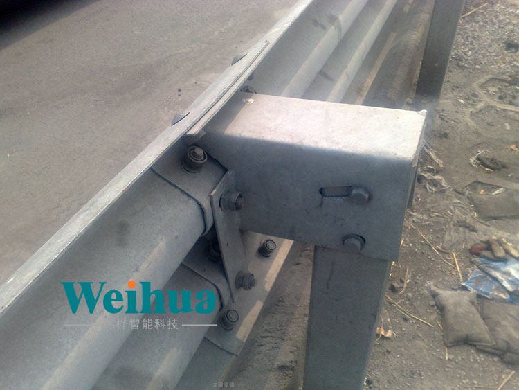 ​护栏板立柱分类以及公路护拦板立柱冲孔成型设备的特点